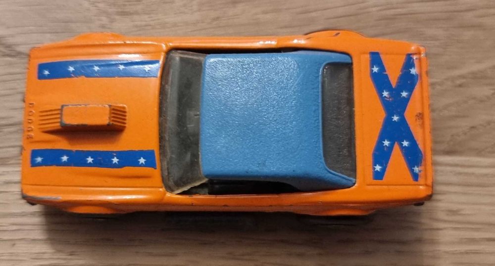 Se vinde machetă matchbox Dodge challenger