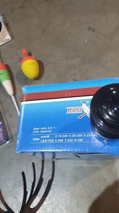 Въдица с макара и подаръци за щука.Нови са!