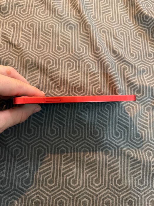 iPhone 12 de color rosu