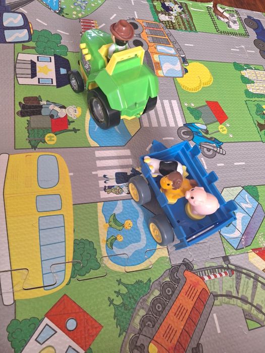 Фермер музикален и с три животни .