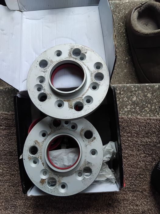 Vând 2 distanțiere de 12 mm Audi