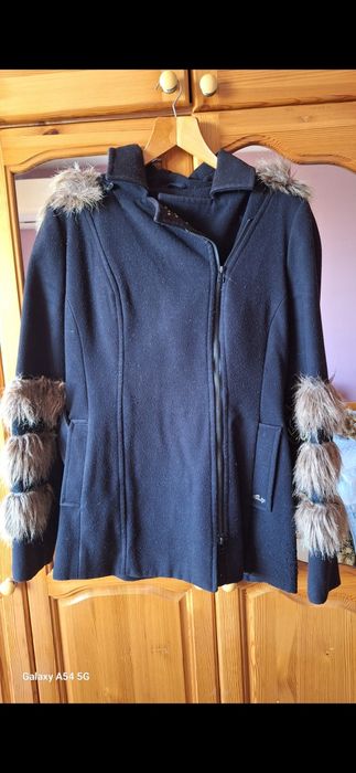 Вълнено палто с акценти от естествен косъм