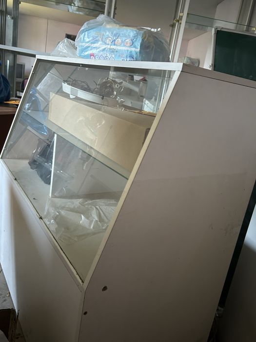 Стеклянные витрины для магазина