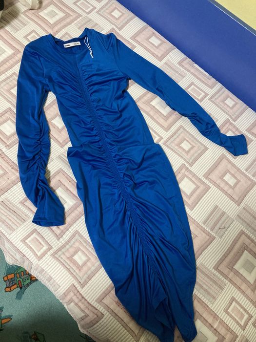 Синя рокля по тялото от Sinsay.