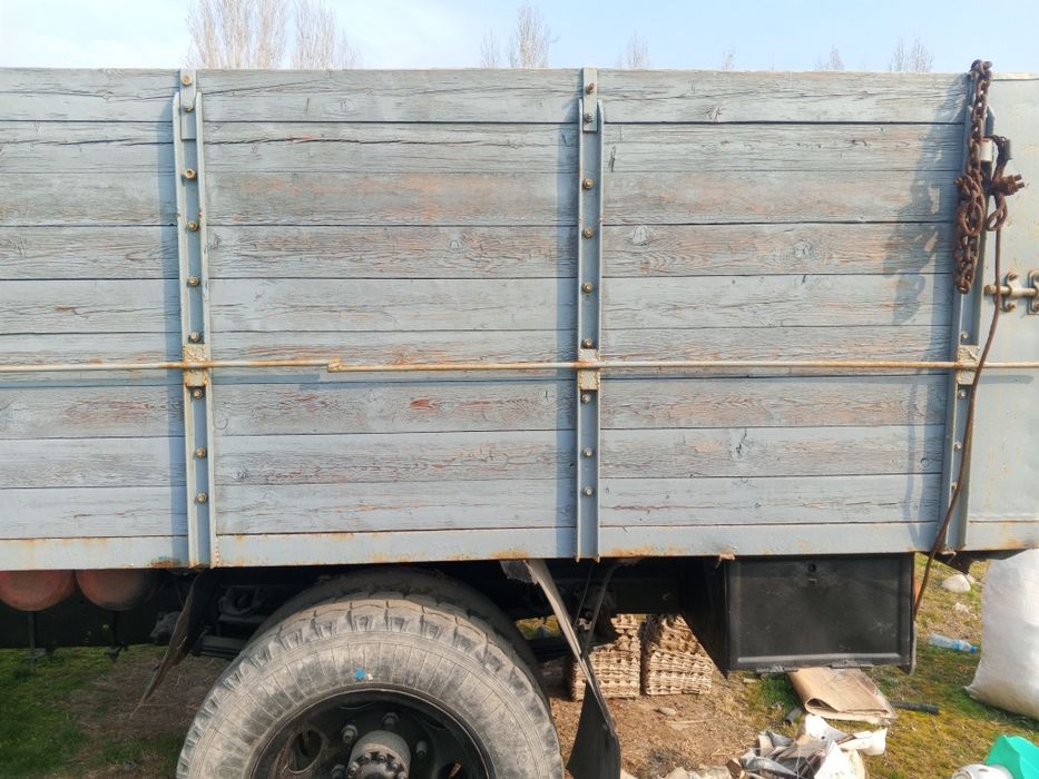 Gaz 52 holati alo darajada yaxshi yurib turibdi gaz balonlari bor.