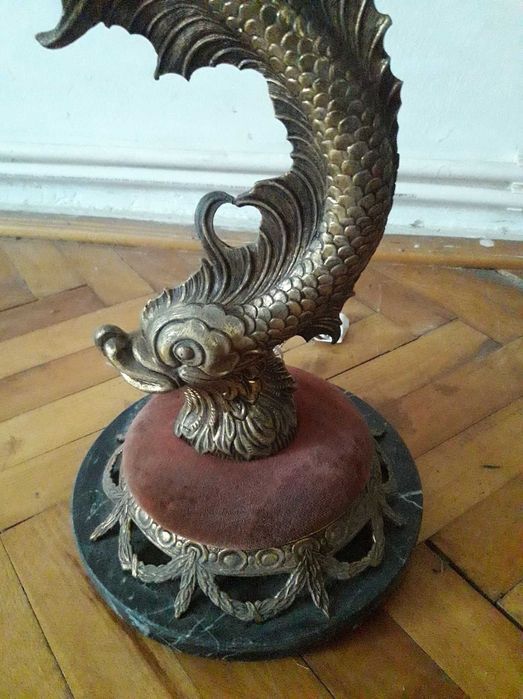 Veioza din bronz asezata pe un blat de marmura cu tenta asiatica