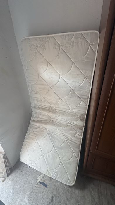 кровать с матрасом