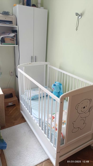 Детско легло кошара на колела от масивно дърво с матрак magniflex