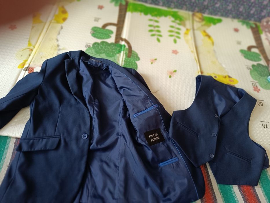 Продам  синий школьный костюм