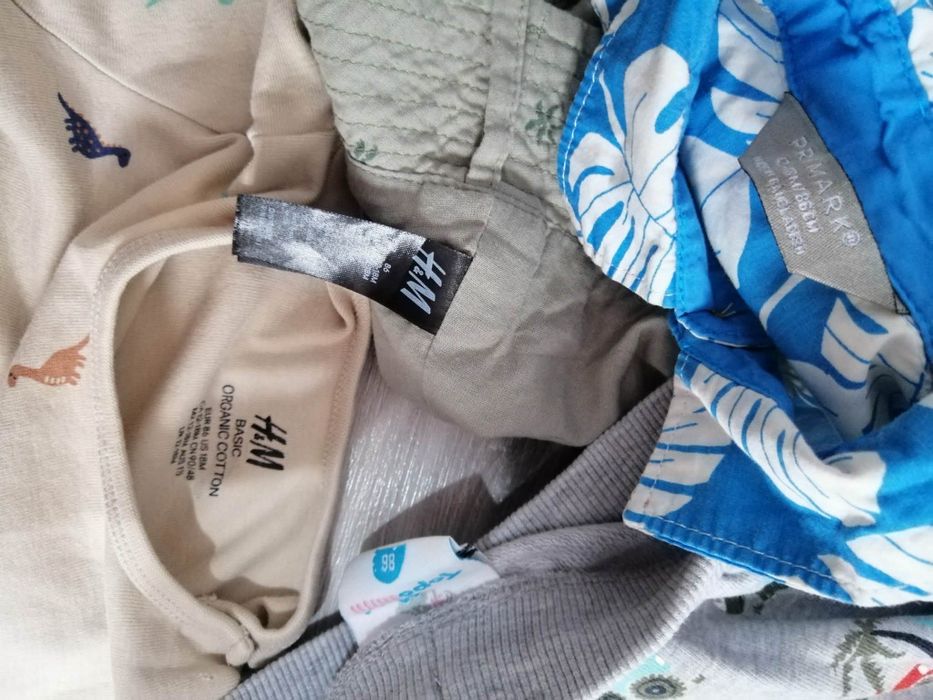 Lot hăinuțe de vara body pălărie tricou pantaloni scurți H&M Primark băiat 12-18 luni mărimea 86