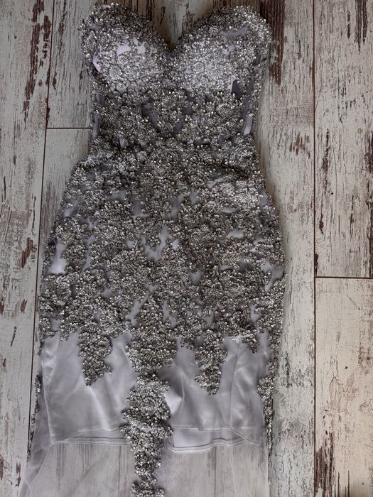 Бална, слебриста рокля