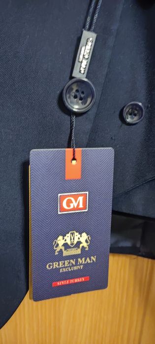 Продам школьный костюм