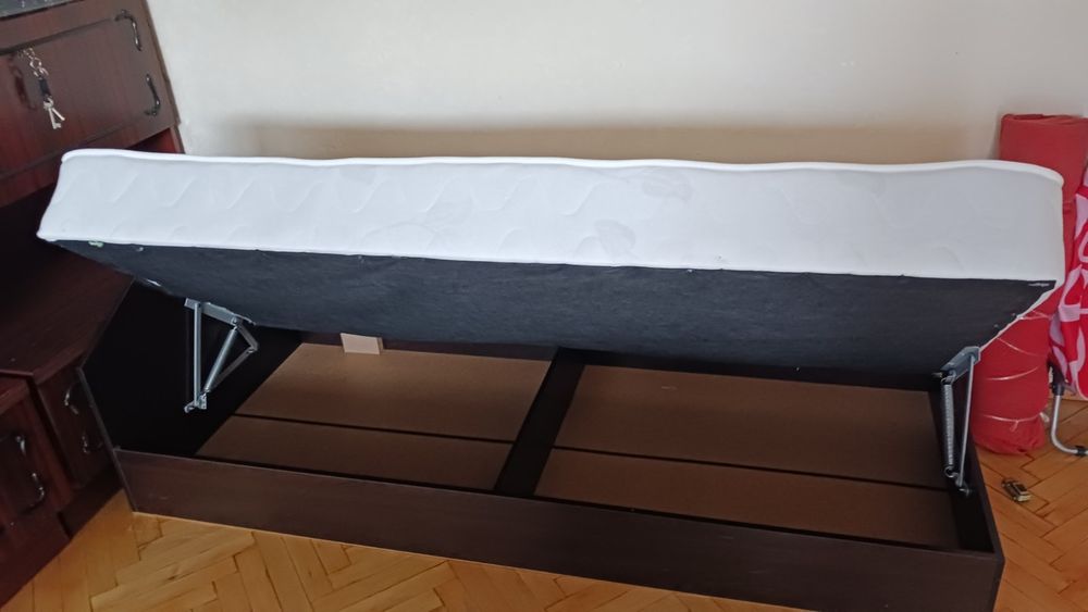 Продавам ново единично легло с матрак