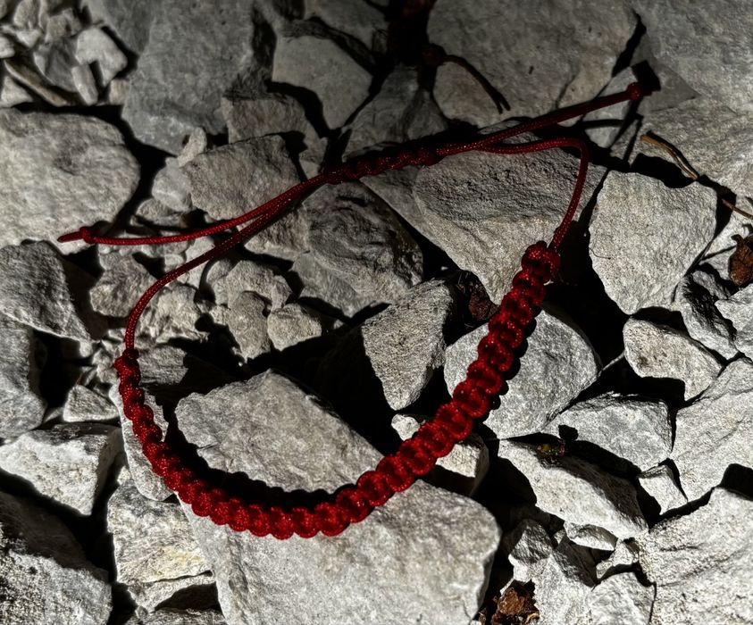 Червен Конец гривна различни елементи