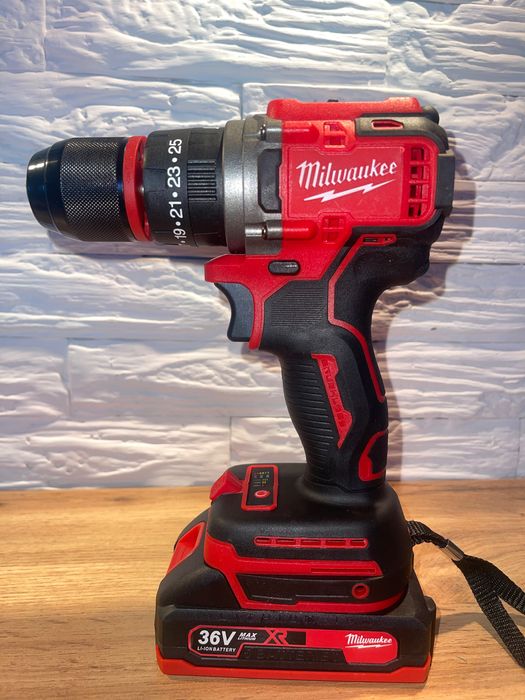 Шуроповерт безщеточный с инструментом