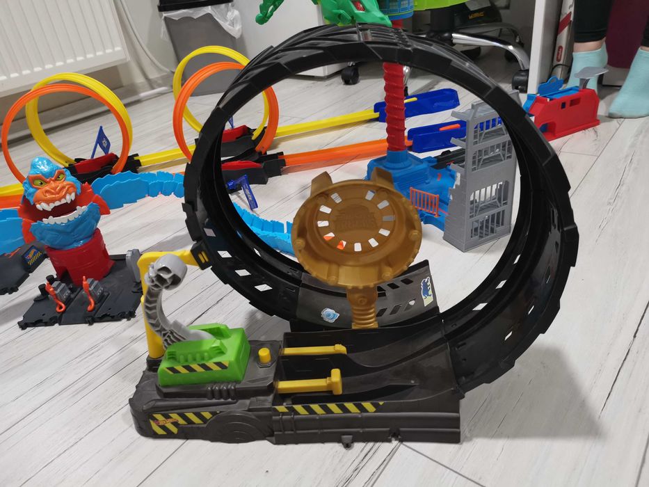 Продавам колички и писти на HotWheels