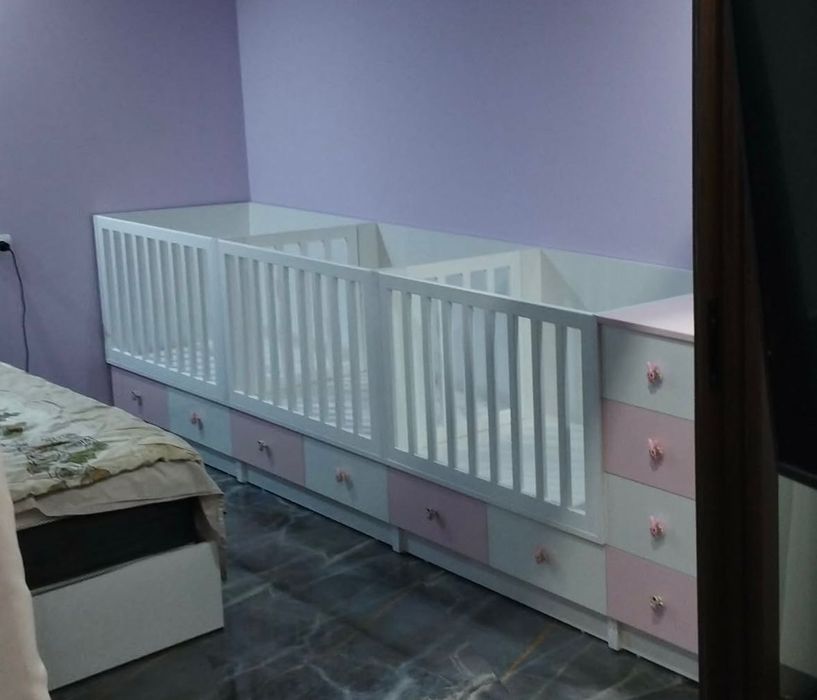 Бебешки креватчета и повивалник за тризнаци