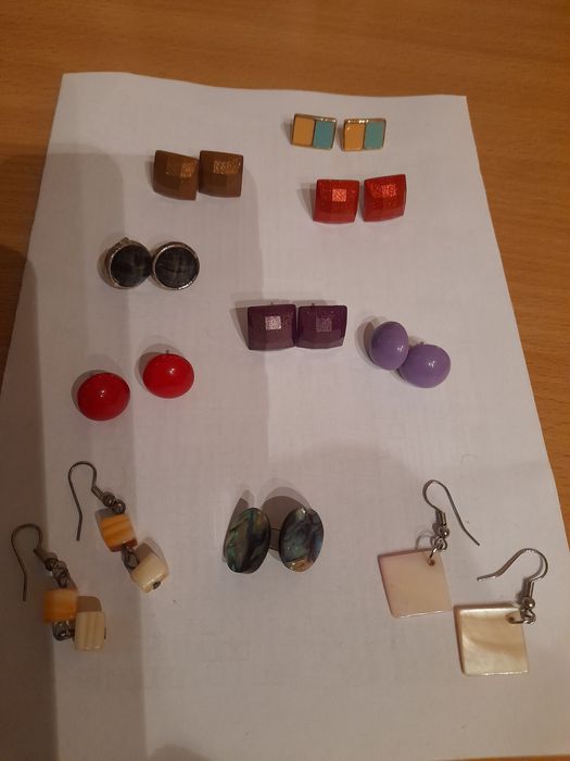 Обици,брошки.плакат на Азиз