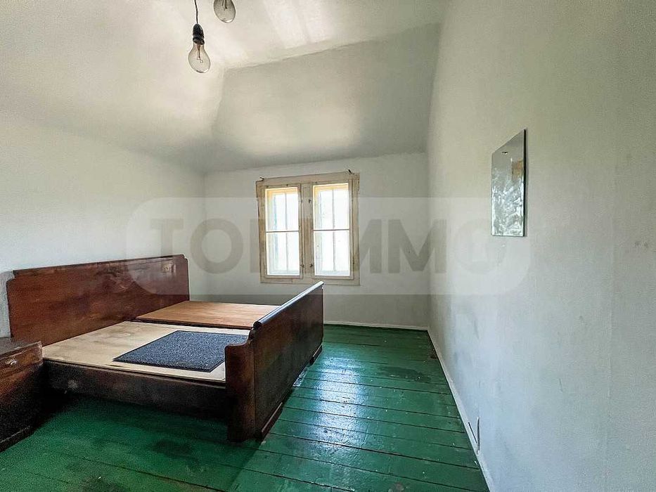 Двуетажна къща с голям парцел в Морската градина