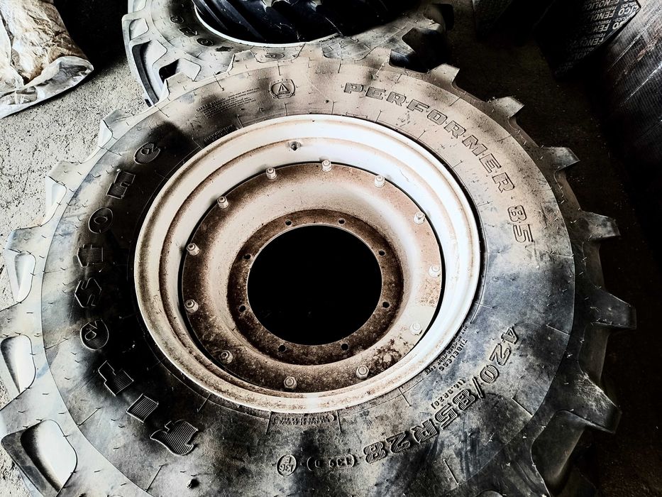 Гуми за трактори с Джанти New Holland T6