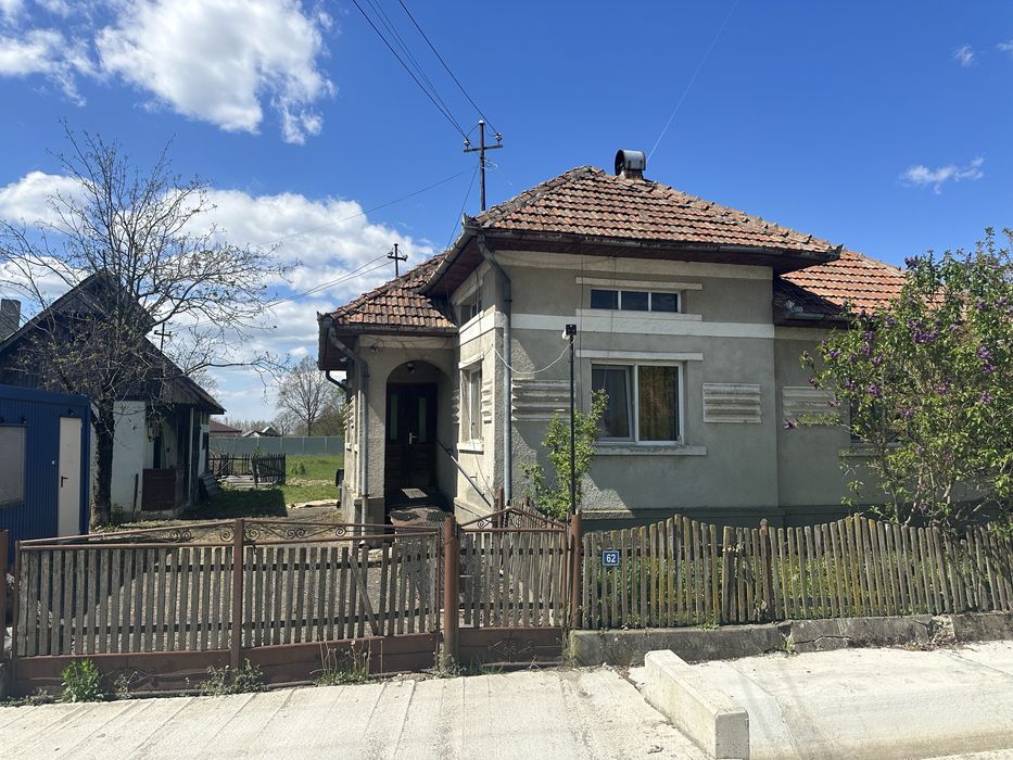 Casă în Bușag – zonă centrală, lângă stația de autobuz de la școală