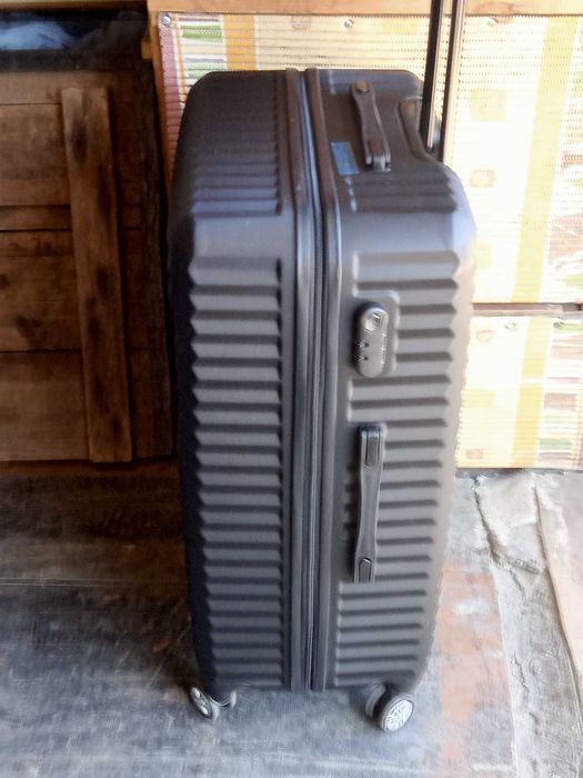 чемодан 68-46-30 см состояние новое.