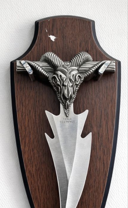 Pumnal decorativ medieval cu cap de berbec