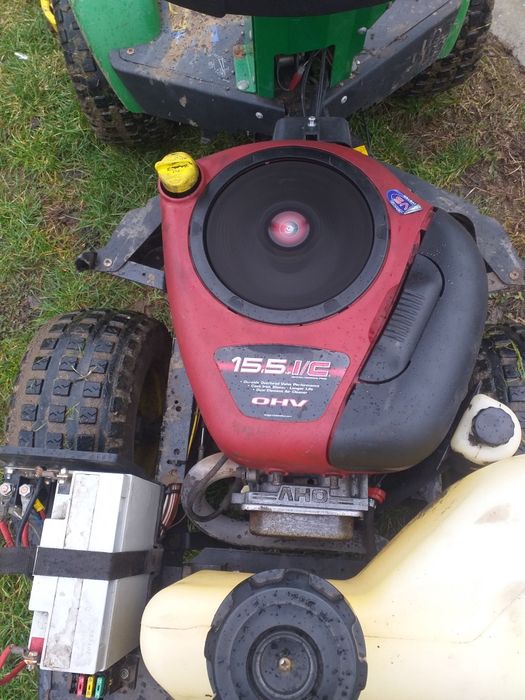 Tractoras tuns iarba