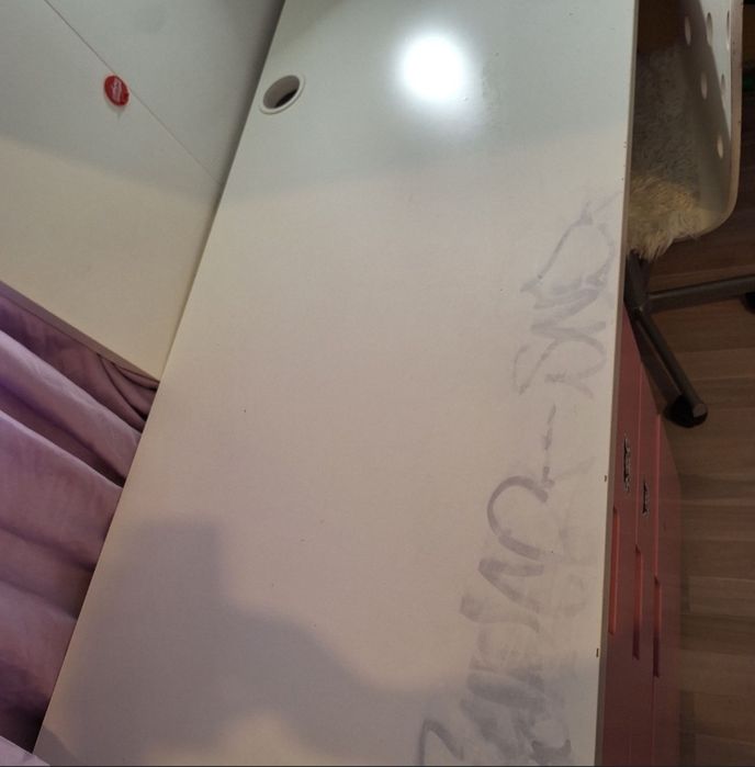 Легло с гардероб и бюро.