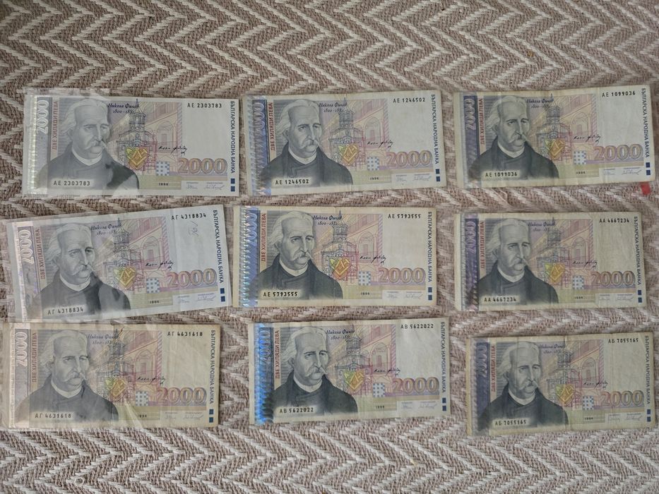 9 броя банкноти от 2000лв