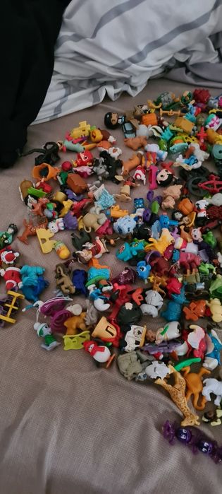 Vând 1,5 kg kinder vechi și noi