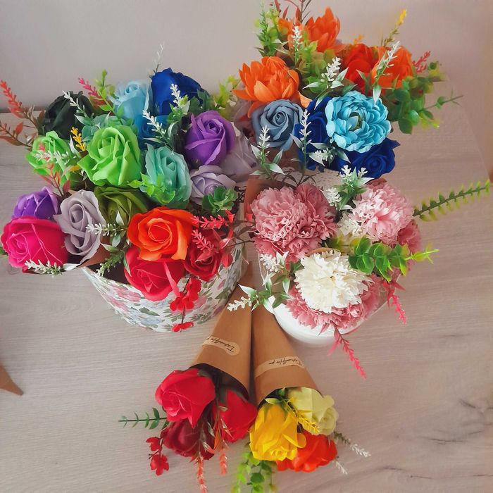 Букети от пластични и глицеринови цветя