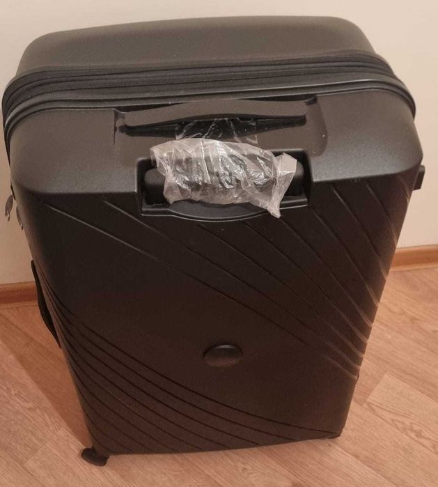 Продаётся чемодан Cosmo