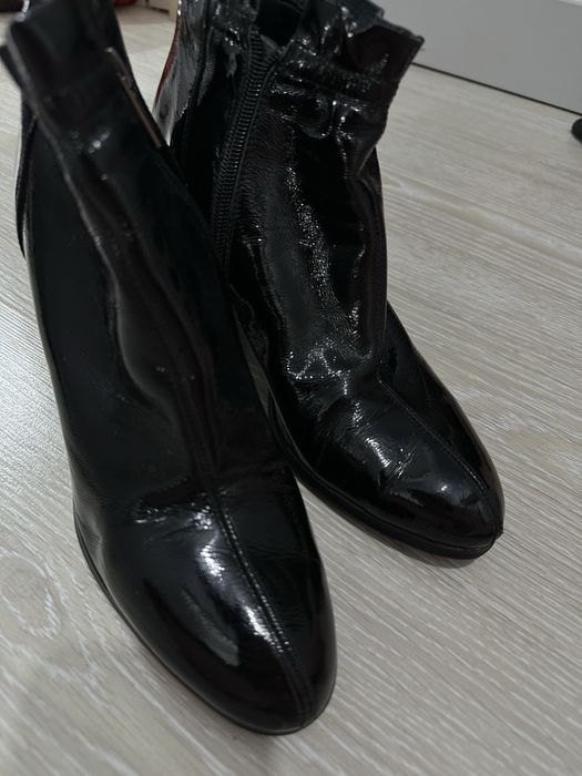 Кожаные лакированные ботильоны