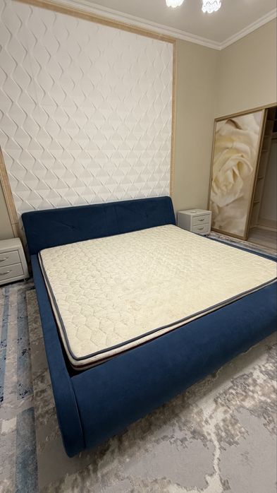 Кровать большая с матрасом