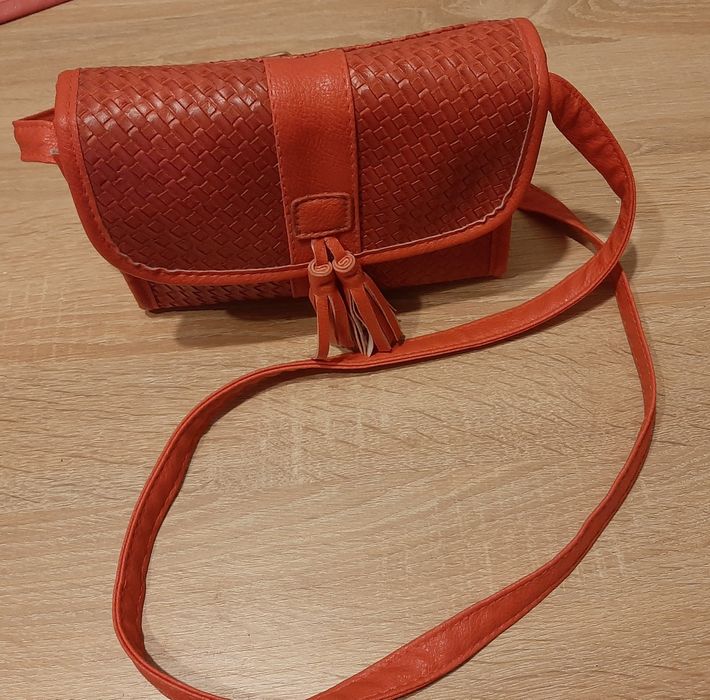 Нова,,кокетна чантичка и Стилни чанти и голяма чанта,тип торба