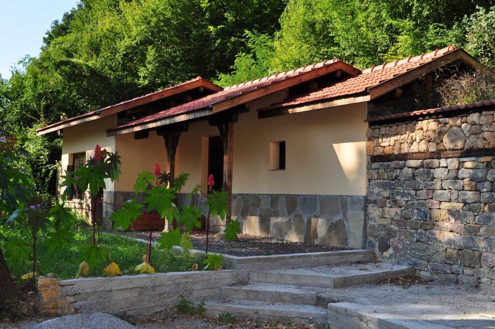 Комплекс -механа и къща за гости до Гложенския манастир и Тетевен !