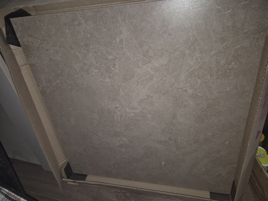 керамогранит 2 штуки