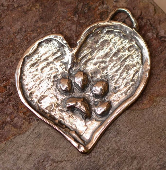 Сребърен медальон 925 лапа върху сърце – талисман за вярност.