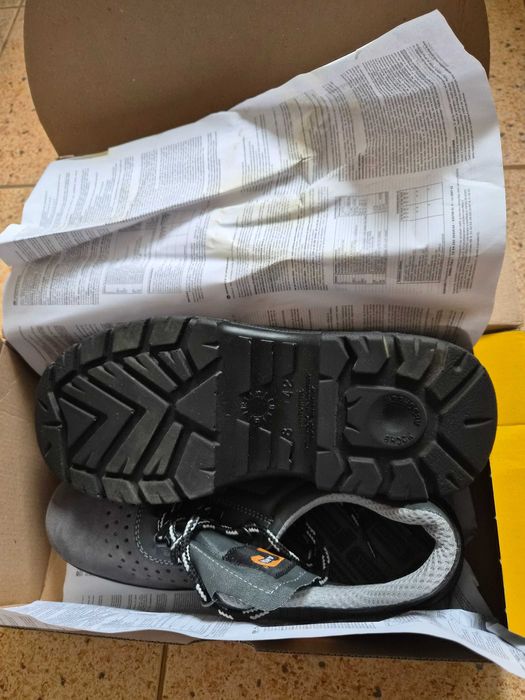 Работни обувки италиански с метално бомбе номер 42