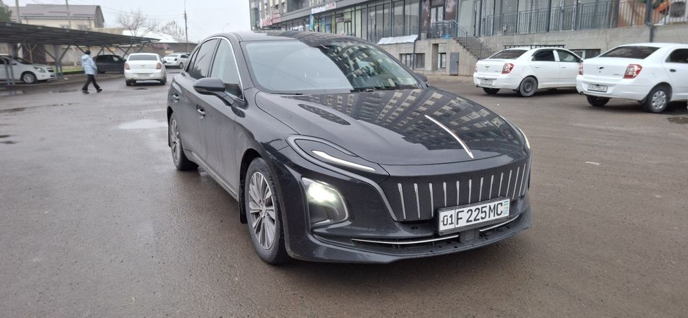 Hongqi e qm5  Сотилади