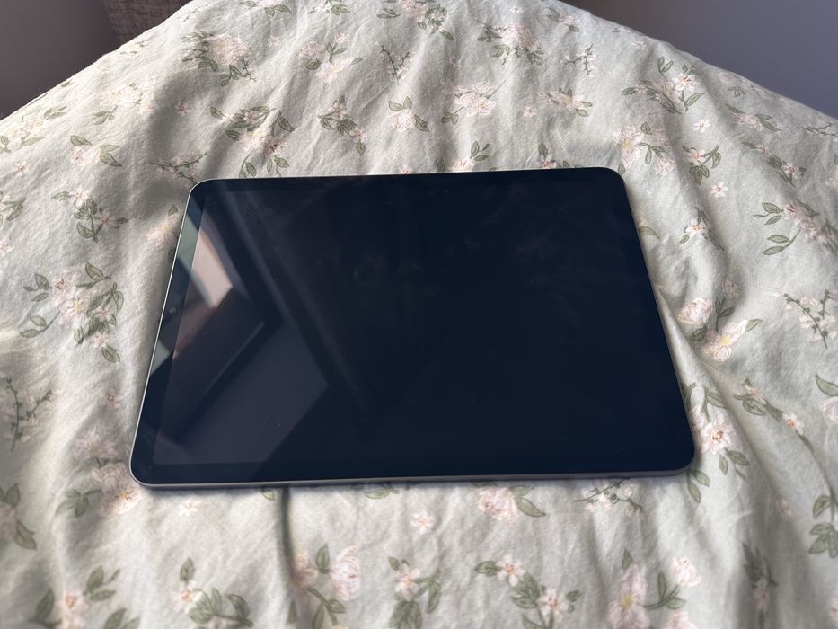 iPad Air (5th Generation) Wi - Fi ,256 GB