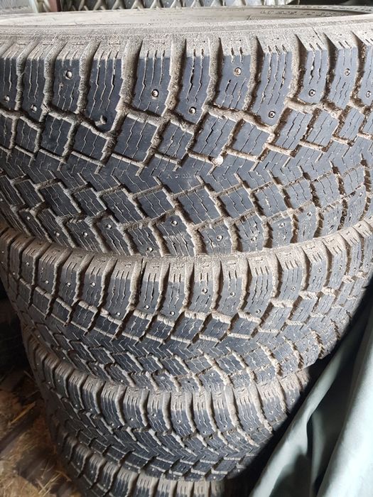 Зимние шипованные