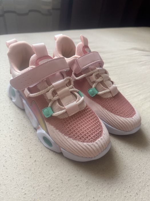 Кроссовки женские