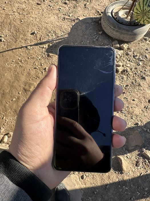 Samsung S21 satiladi aybi steklo siniq