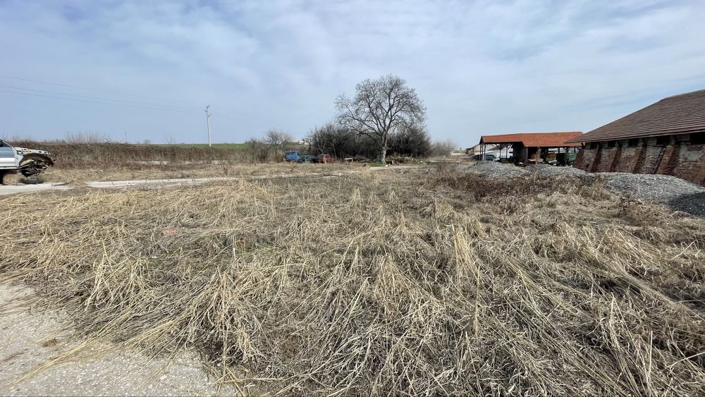 Парцел и сграда в стопански двор на село Радилово