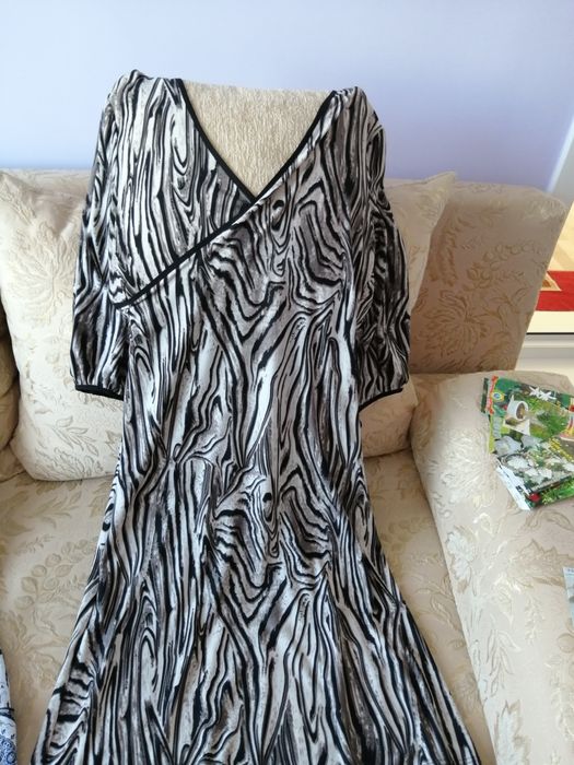 Продам два костюма и платье.