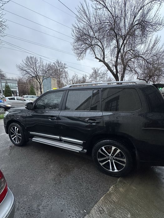 Tayota Land Cruiser V8