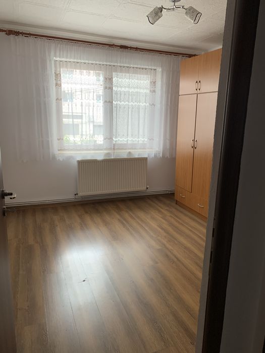 Apartament cu 3 camere de vânzare în Curtea de Argeș