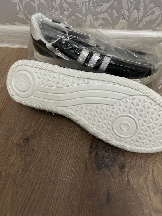 Кросовки  новые .